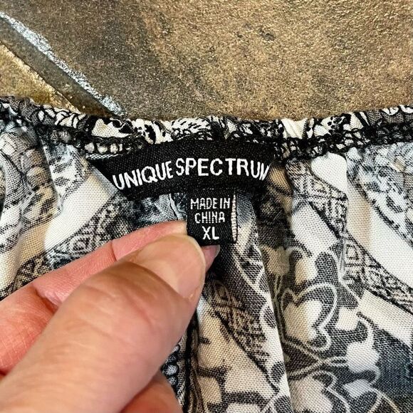 Unique Spectrum Women’s XL Geometric Patterned Blouse - Picture 9 of 11